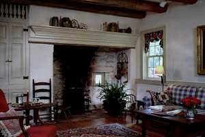 an old fireplace with a black wall leading to the chimney